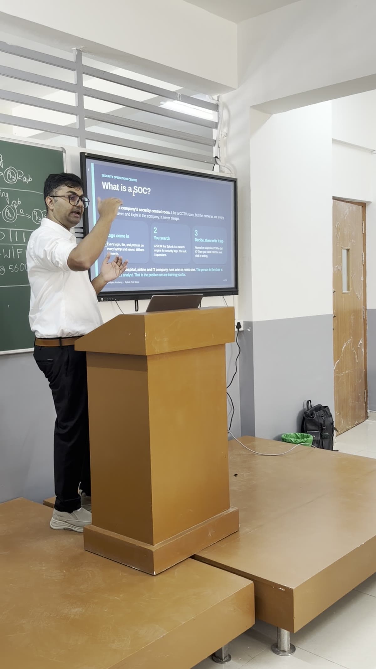 An instructor explaining the introductory Splunk exercise to the class